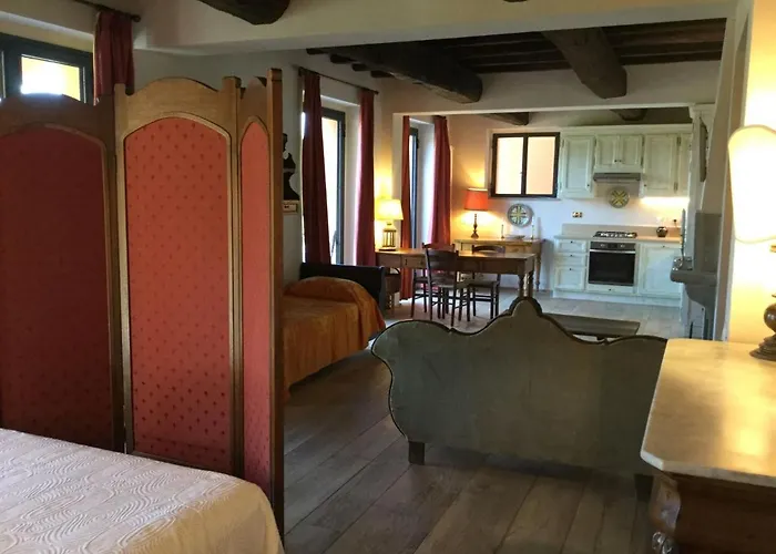 Podere Capitignano مزرعة للإقامة *