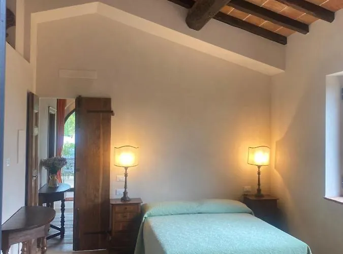 Podere Capitignano مزرعة للإقامة